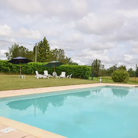 펜션 Spacious Mansion In Salvaic With Pool