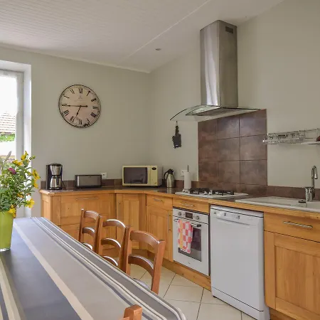 Spacious Mansion In Salvaic With Pool 펜션