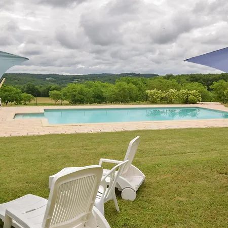 펜션 Spacious Mansion In Salvaic With Pool *
