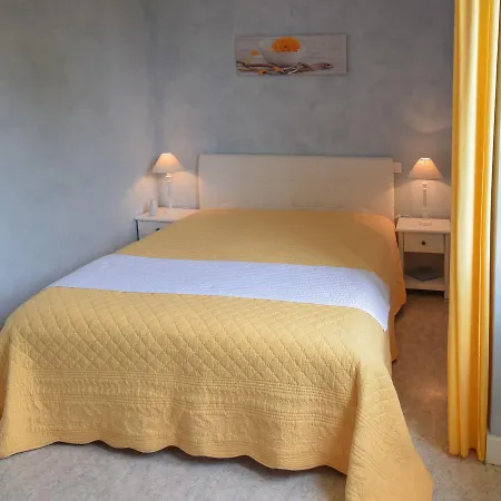 Spacious Mansion In Salvaic With Pool